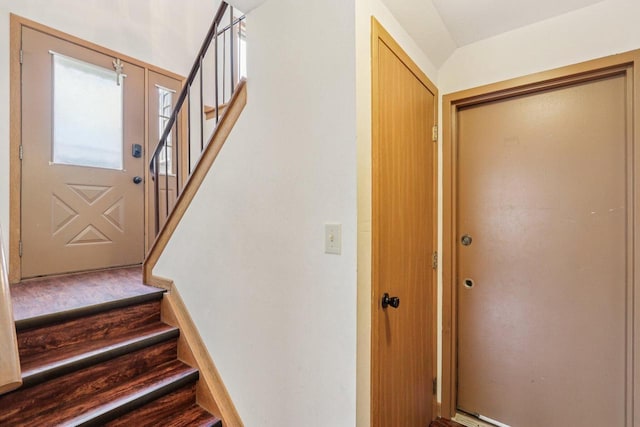 10268 W Parkedge Cir, Franklin, WI 53132 - foyer entrance featuring stairs