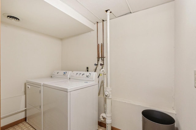 10268 W Parkedge Cir, Franklin, WI 53132 - laundry area featuring washer and dryer and baseboards