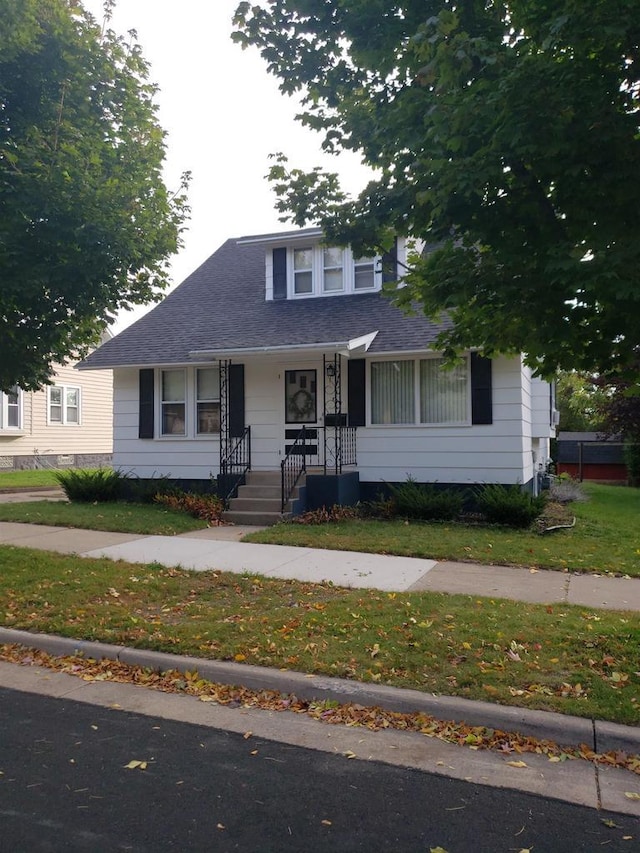 809 N 5th Ave, Wausau, WI 54401 - bungalow-style home with a front lawn, roof with shingles, and a porch