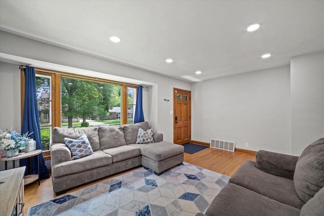 165 N 72nd St, Milwaukee, WI 53213 - living area featuring light wood-style floors and recessed lighting