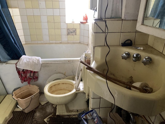 3060 N Buffum St Unit 3060A, Milwaukee, WI 53212 - full bath with a bath and toilet