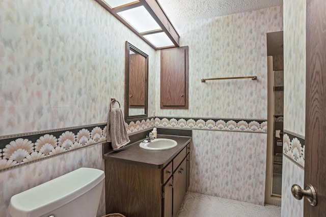 5325 Linden Cir, Racine, WI 53406 - bathroom with wallpapered walls, vanity, and a textured ceiling