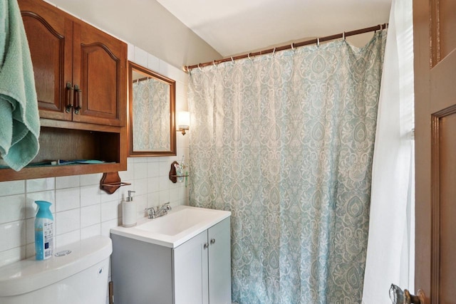 3352 S Adams Ave, Milwaukee, WI 53207 - full bath featuring vanity, tile walls, and decorative backsplash