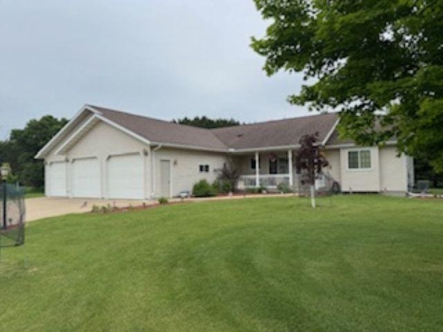 1064 Sunny Ridge Cir, Nekoosa, WI 54457 - ranch-style house featuring covered porch, a garage, driveway, and a front yard
