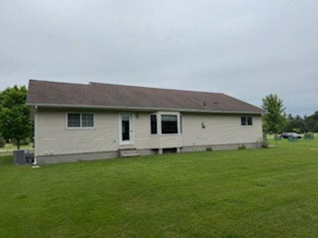 1064 Sunny Ridge Cir, Nekoosa, WI 54457 - rear view of property with a yard and entry steps