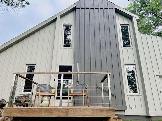 5869 Country Club Rd, Houston, MN 55943 - rear view of house featuring board and batten siding