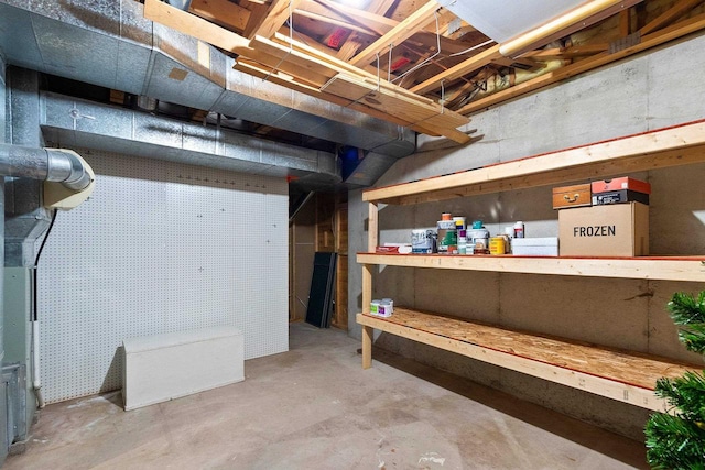 2510 Hillside Heights Dr, Green Bay, WI 54311 - unfinished basement with a workshop area