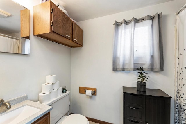 1432 Loomis St, La Crosse, WI 54603 - bathroom with vanity and curtained shower