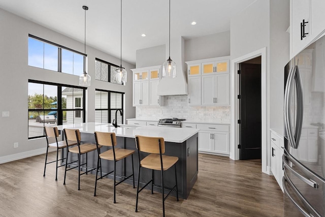 7205 N Trinity Ct, Appleton, WI 54913 - kitchen featuring appliances with stainless steel finishes, backsplash, an island with sink, dark wood finished floors, and recessed lighting