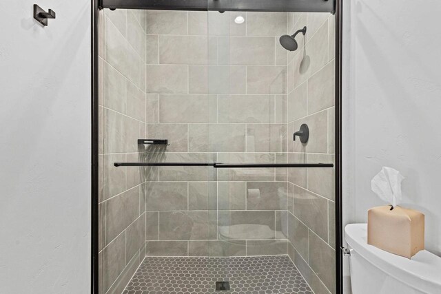7205 N Trinity Ct, Appleton, WI 54913 - bathroom featuring a shower stall