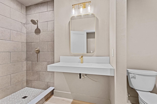 7205 N Trinity Ct, Appleton, WI 54913 - full bathroom featuring a tile shower and vanity