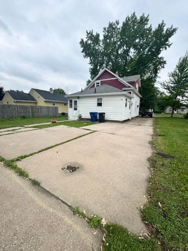 1820 Plymouth St, Oshkosh, WI 54901 - view of side of property