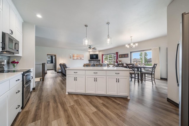 5090 N Milkweed Trl, Appleton, WI 54913 - kitchen with appliances with stainless steel finishes, open floor plan, a ceiling fan, wood finished floors, and recessed lighting