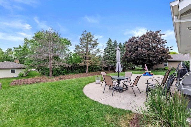 W163N10515 Ridgeview Ln, Germantown, WI 53022 - view of grassy yard featuring a patio