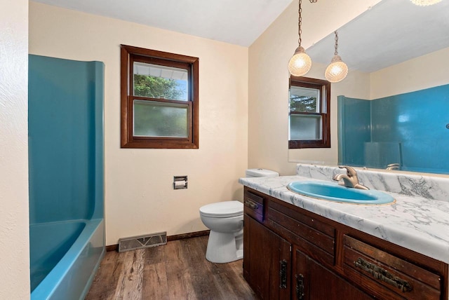 1517 Navarino St, Algoma, WI 54201 - full bath featuring wood finished floors, vanity, and a tub to relax in