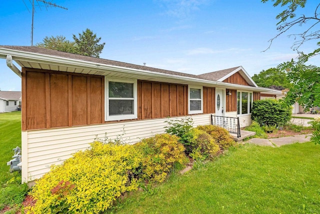1517 Navarino St, Algoma, WI 54201 - ranch-style home featuring board and batten siding and a front yard