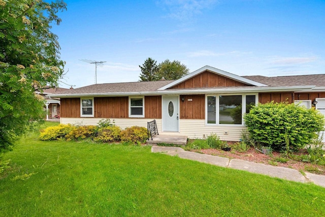 1517 Navarino St, Algoma, WI 54201 - ranch-style home featuring a front yard and board and batten siding