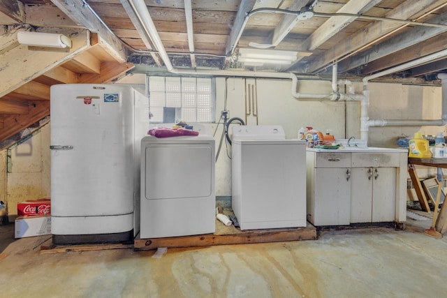 615 Ogden St, Marinette, WI 54143 - below grade area featuring washer and clothes dryer and freestanding refrigerator
