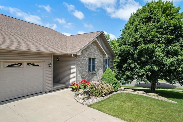 1601 Raspberry Ln, Mount Horeb, WI 53572 - view of front of house featuring roof with shingles, a front lawn, a garage, and driveway