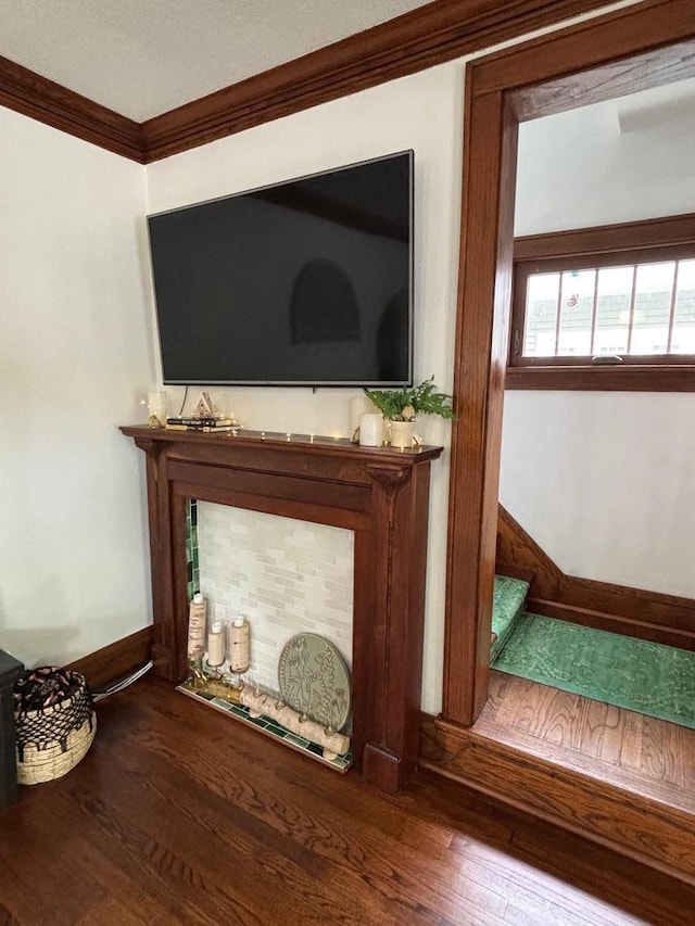 168 14th St, Fond Du Lac, WI 54935 - detailed view of ornamental molding and wood finished floors