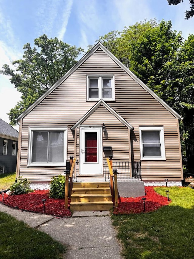 4455 N 58th St, Milwaukee, WI 53218 - bungalow-style home with a front lawn