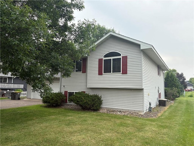 1430 5th Ave, Baldwin, WI 54002 - view of side of property with a yard