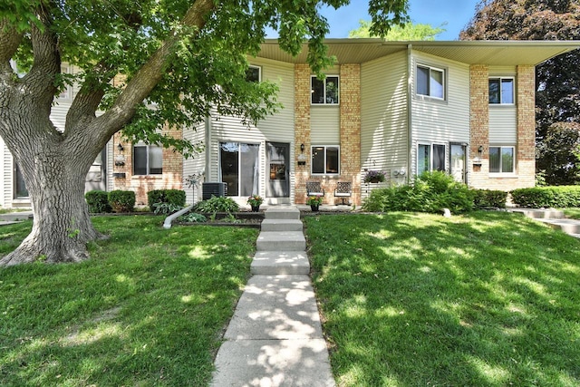 W169N11470 Biscayne Dr Unit 7, Germantown, WI 53022 - multi unit property with a front yard and brick siding