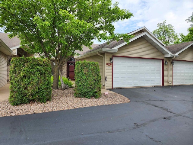 584 N Wisconsin St, Berlin, WI 54923 - view of front of property with driveway and a garage