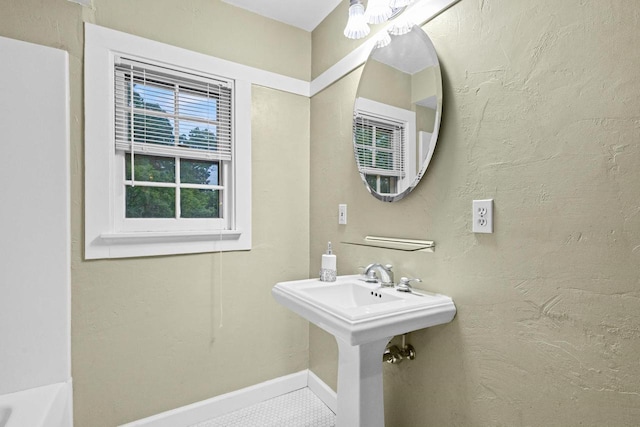 928 Emilie St, Green Bay, WI 54301 - bathroom featuring a bathtub and baseboards