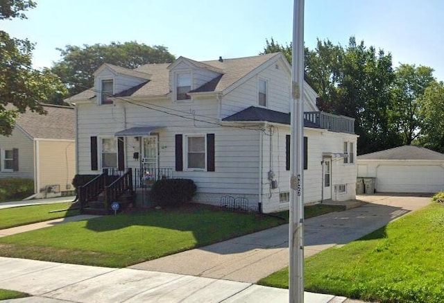 4123 W Fairmount Ave, Milwaukee, WI 53209 - view of front of home with an outdoor structure, a garage, and a front yard