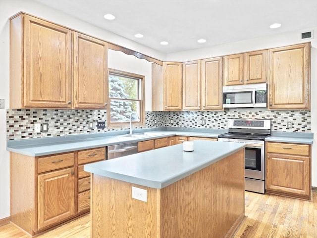 4315 Tanglewood Dr, Janesville, WI 53546 - kitchen featuring stainless steel appliances, light wood-style flooring, light countertops, tasteful backsplash, and recessed lighting