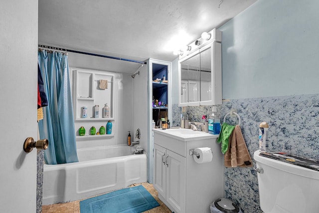 628 End Ct Unit 628A, Sheboygan, WI 53081 - full bathroom featuring vanity and shower / tub combo with curtain