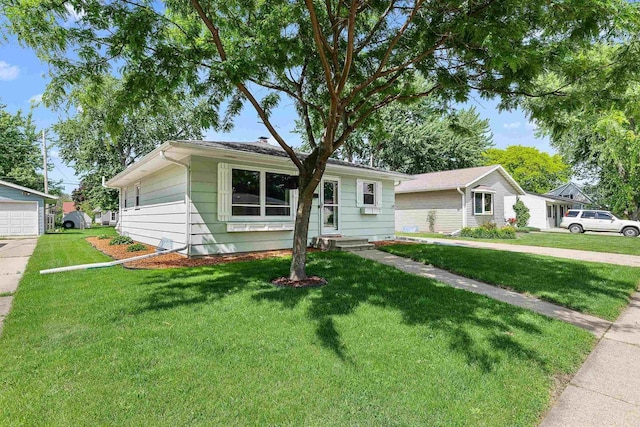 605 E 10th St, Fond Du Lac, WI 54935 - ranch-style house with a front yard and entry steps