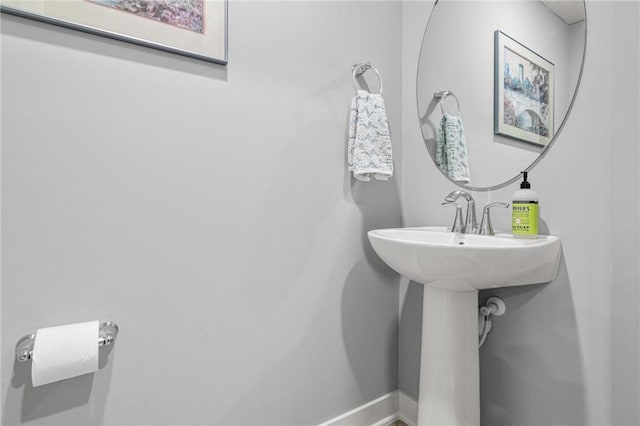 7243 Fall Dr, Hugo, MN 55038 - bathroom featuring baseboards and a sink