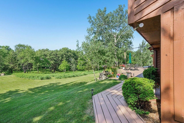 W318S4121 Highview Rd, Waukesha, WI 53189 - view of grassy yard with a deck