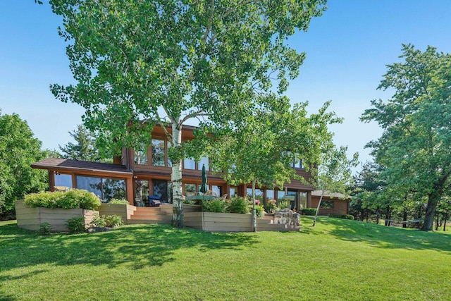 W318S4121 Highview Rd, Waukesha, WI 53189 - rear view of house with a lawn
