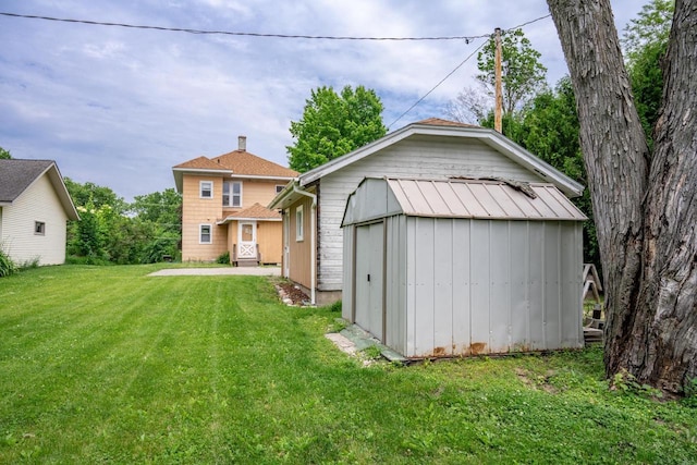 318 Tremont St, Mauston, WI 53948 - view of front of property with a shed and a front lawn