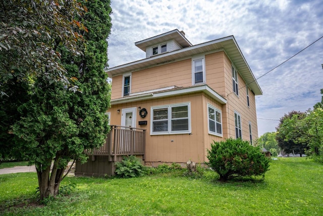 318 Tremont St, Mauston, WI 53948 - american foursquare style home with a front lawn