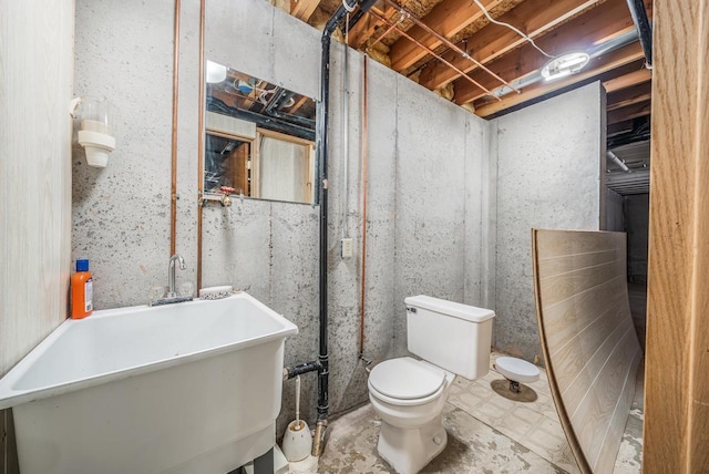 942 E Mayfield Dr, Appleton, WI 54911 - full bath with toilet and a freestanding tub
