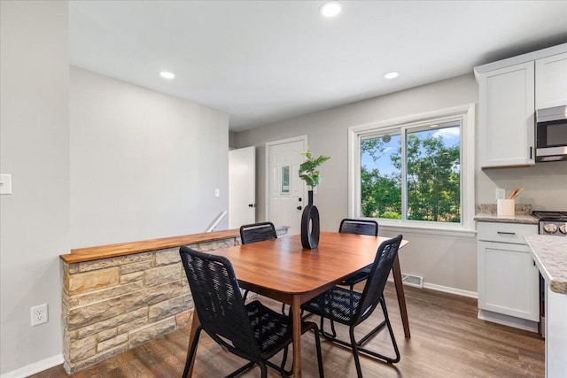 N113W20588 Edgewood Dr, Germantown, WI 53022 - dining space with light wood-style floors and recessed lighting