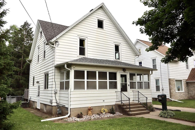 514 Robert St, Fort Atkinson, WI 53538 - american foursquare style home featuring a shingled roof and a front yard