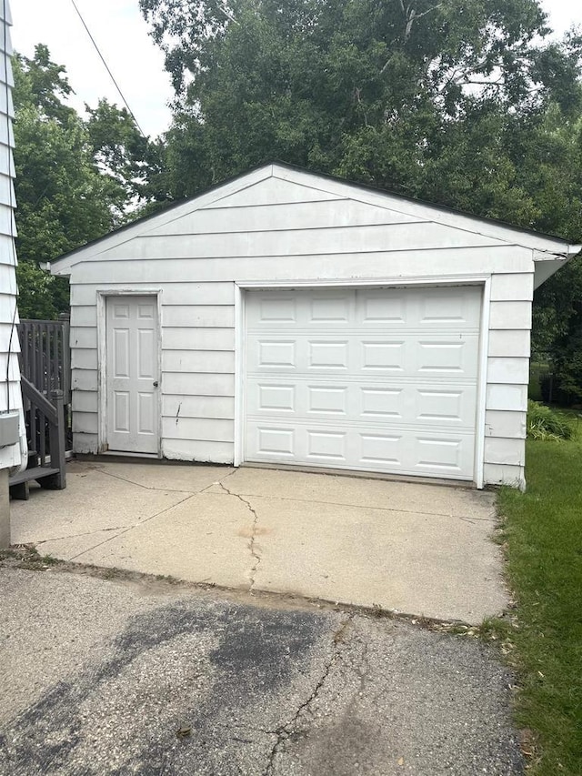 514 Robert St, Fort Atkinson, WI 53538 - detached garage with driveway