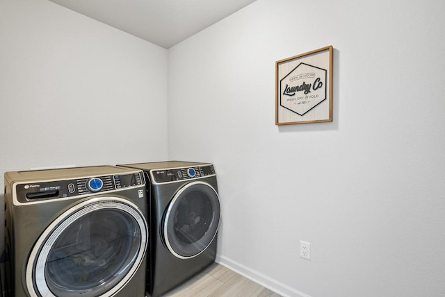 309 Paradise Ct, Hartland, WI 53029 - laundry area featuring washing machine and dryer and light wood-style floors