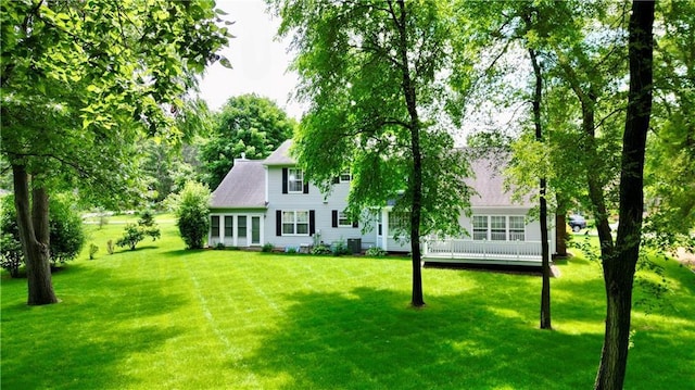 1410 Forest Knoll Ct, Eau Claire, WI 54701 - view of front facade with a front yard and a shingled roof