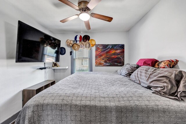 517 12th Ave, Green Bay, WI 54303 - bedroom with a ceiling fan
