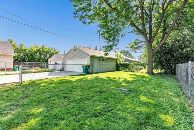 517 12th Ave, Green Bay, WI 54303 - view of yard with a garage and an outbuilding
