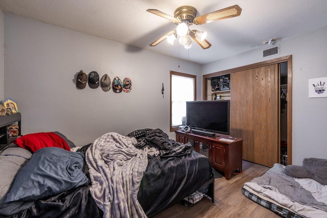 722 Avon St, La Crosse, WI 54603 - bedroom with light wood finished floors and a ceiling fan