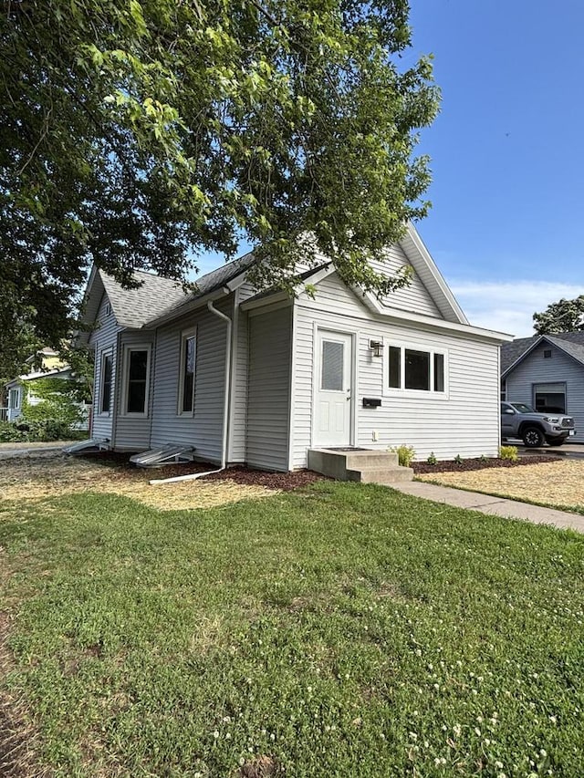 604 Wilson St, Winona, MN 55987 - ranch-style home with a front yard