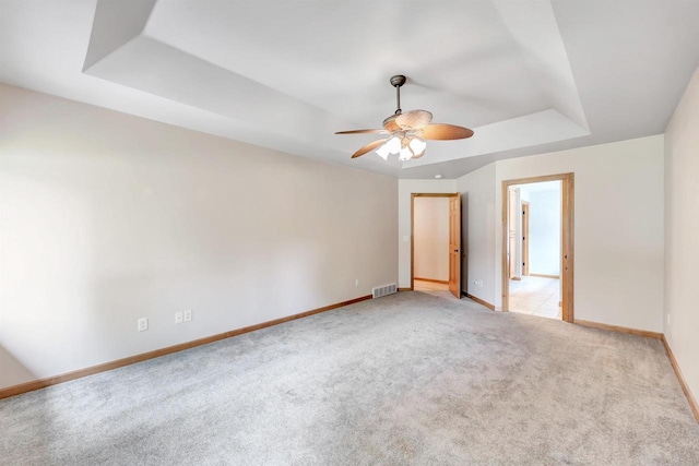 665 Black Earth Dr, De Pere, WI 54115 - unfurnished room with a tray ceiling, a ceiling fan, and light carpet