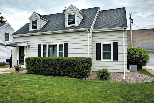 621 N Linwood Ave, Appleton, WI 54914 - cape cod-style house with a front lawn, a shingled roof, and a chimney